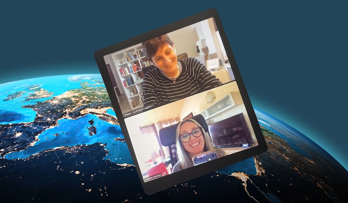 Nello sfondo di uno scorcio del pianeta terra, uno schermo mostra in call Tatiana Ippolito e Cristina Carrano.